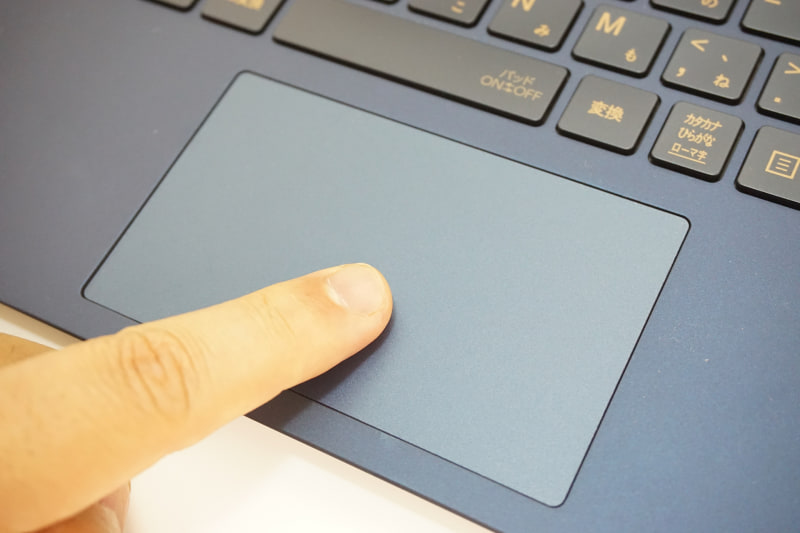 タッチパッドは、実測値で幅10cm、奥行き6cmだ