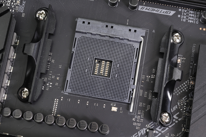 CPUソケットのSocket AM4。Zen 2ベースの第3世代Ryzen以降のCPUのみのサポートで、第1～2世代のRyzenとRyzen APUには非対応