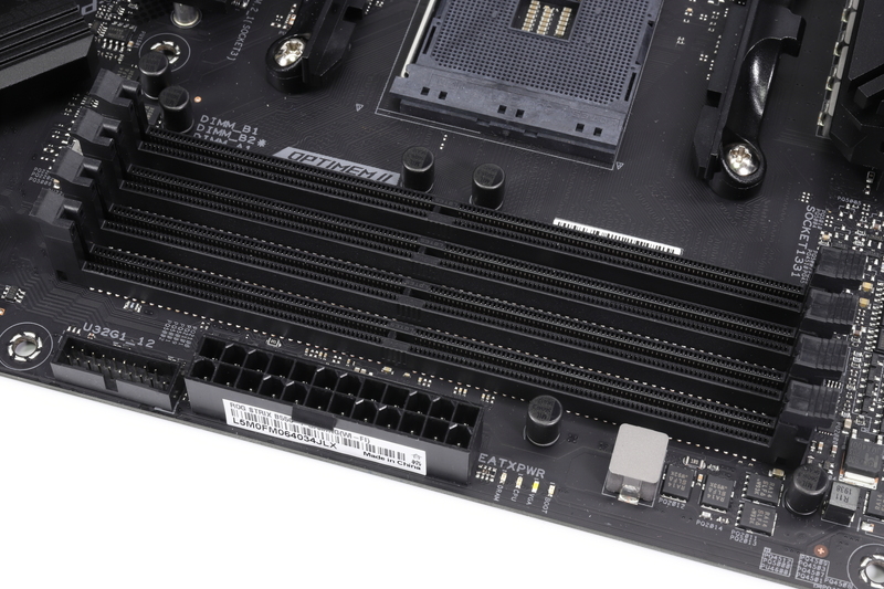 DDR4メモリスロット。合計128GBのメモリ容量とDDR4-4400メモリをサポートしている