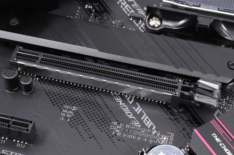 CPU付近に配置されたdGPU用のPCI Express x16スロット。第3世代Ryzen搭載時はPCIe 4.0 x16接続が可能