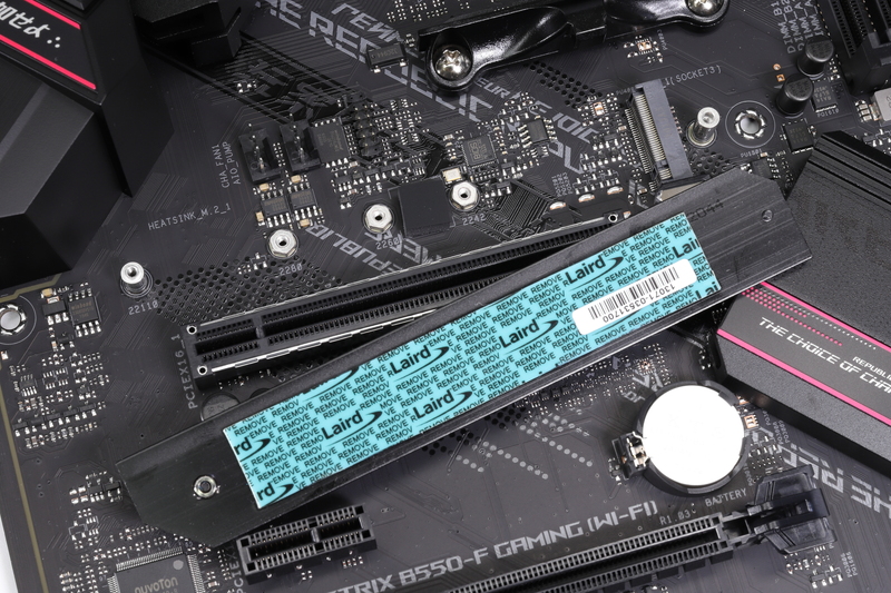 CPUソケット付近に配置されたCPU直結のM.2スロット。PCIe 4.0 x4または6Gbps SATAに対応しており、SSD冷却用のヒートシンクも付属している