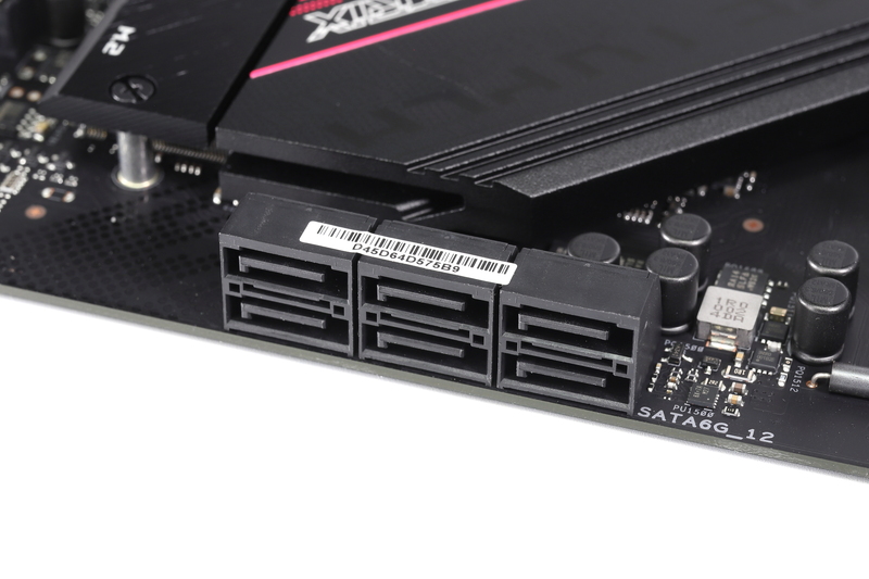 6Gbps SATAを6ポート搭載。写真左端の5～6番ポートはM.2スロットと排他利用となっている