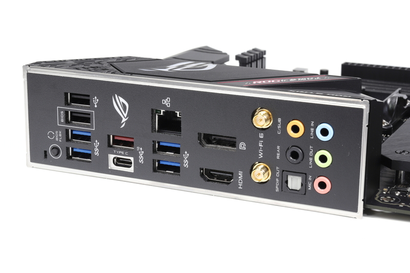 バックパネルインターフェイス。I/Oシールドはマザーボードに固定されている