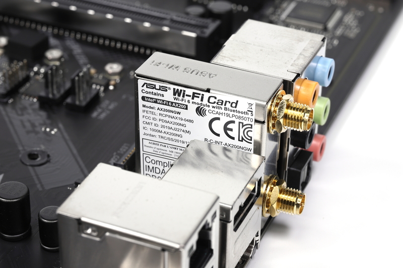 Intel Wi-Fi 6 AX200を搭載しており、Wi-Fi 6(802.11ax)とBluetooth 5.1をサポート