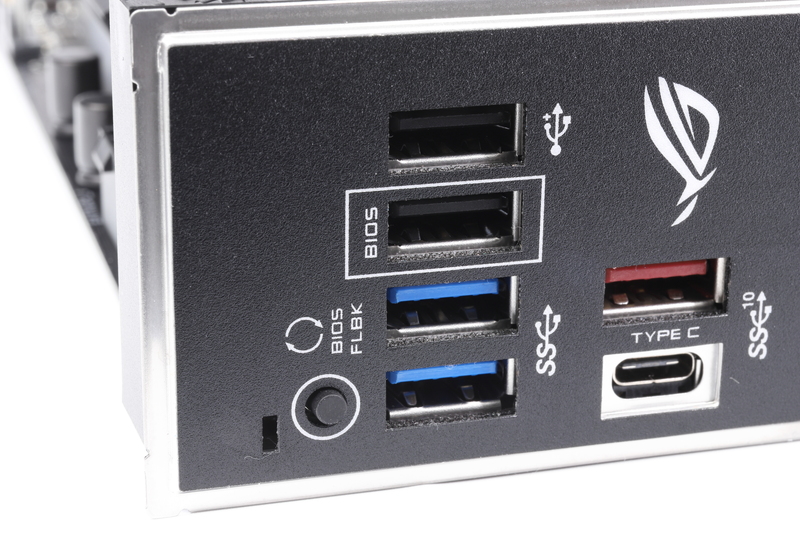 CPUやメモリを搭載することなくUEFIを更新できる「BIOS FlashBack」機能を搭載