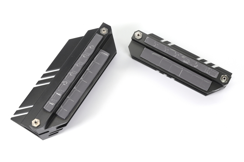 ヒートシンクはサーマルパッドを介して、チョークコイルとDrMOSに接続している