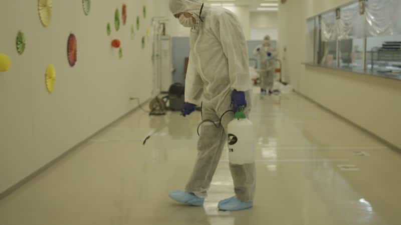 安全を確保するため消毒作業を行なっている様子