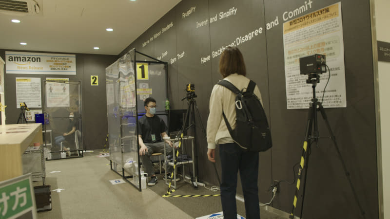 物流拠点では体温測定を行なってから入る