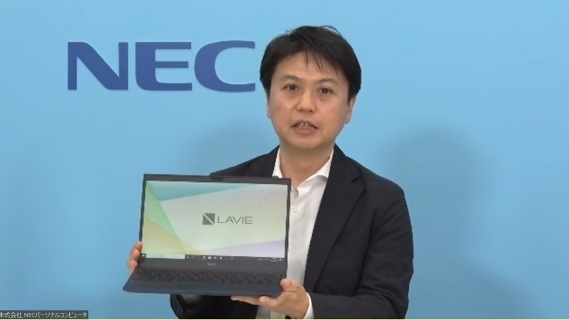LAVIE Pro Mobileを手に持つNEC PCの河島良輔執行役員
