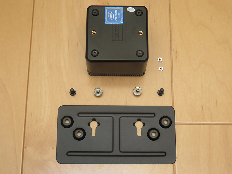 VESAマウンタが付属し、ディスプレイ後部に取り付けられる