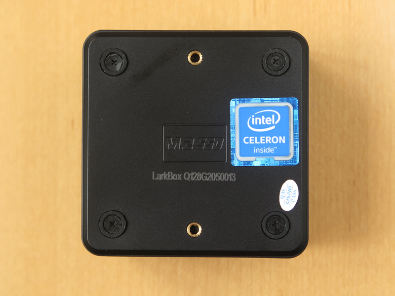 本体底面。ネジ4本外せば内部にアクセス可能