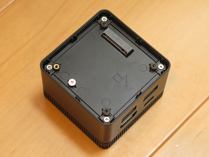 内部にはM.2スロットを備えており、2242形状のM.2 SATA SSDを拡張可能だ