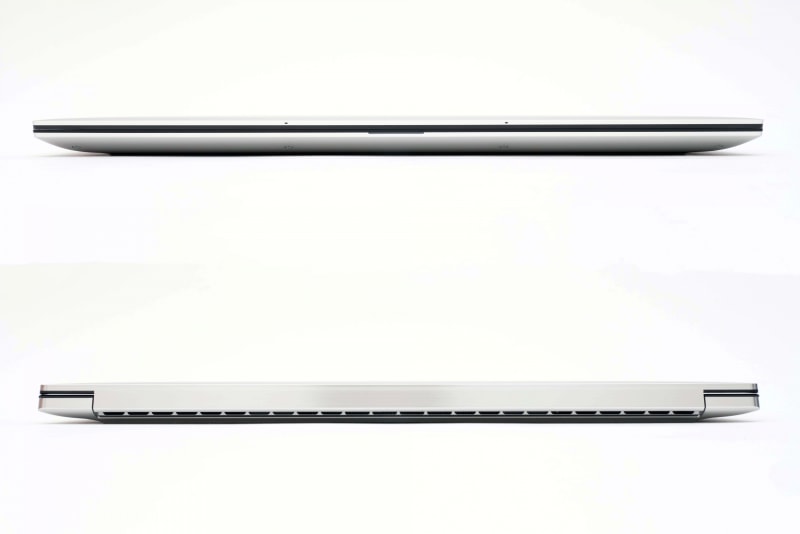 ディスプレイ上側にデュアルアレイマイクを搭載することで、全方向から集音しやすい構造になっている。また4.2m離れた場所から会話が可能と謳われている