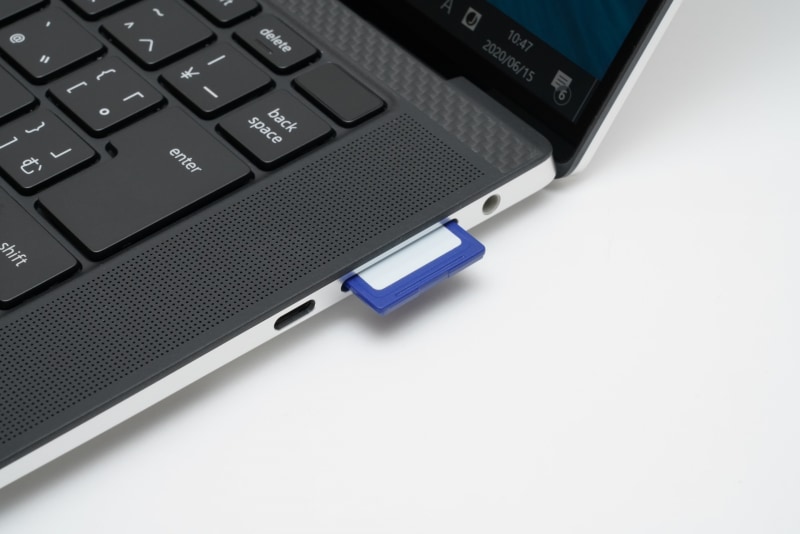 SDカードを奥まで挿入しても、少し頭が飛び出す仕様だ