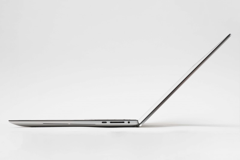 ディスプレイの最大展開角度は実測約136度