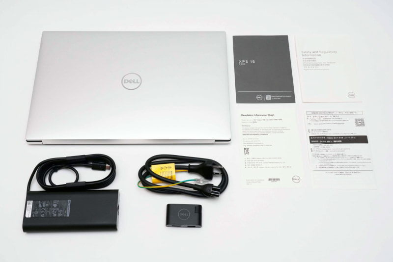 本体、ACアダプタ、電源ケーブル、「Dell Adapter USB-C to USB-A/HDMI-DA20」、説明書(クイックスタートガイド、安全および認可機関に関する情報、Regulatory Information Sheet、デル お問い合わせ窓口のご案内)が同梱されている