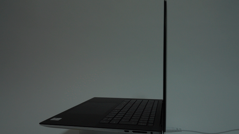 輝度が500cd/平方m、視野角上下左右85度が確保されており、ほぼ真横からでもなにが表示されているのか判別できる