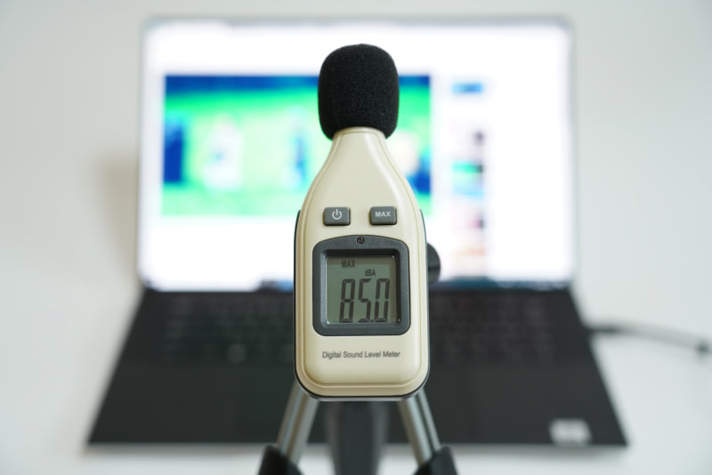 YouTubeで公開されている「前前前世(movie ver.) RADWIMPS MV」を最大ボリュームで再生したさいの音圧レベルは最大85.0dB(50cmの距離で測定)