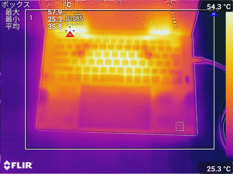 キーボード面の最大温度は57.9℃(室温23.9℃で測定)