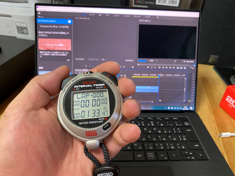 ACアダプタなしで、Adobe Premiere Pro CCで実時間5分の4K動画を書き出してみたが、1分33秒47で完了した。またCINEBENCH R20.060のCPUスコアは2681 pts、FINAL FANTASY XV BENCHMARK(3,840×2,160ドット、標準品質、フルスクリ－ン)のスコアは「1,514(動作困難)」と、落ち込みはわずかにとどまっている