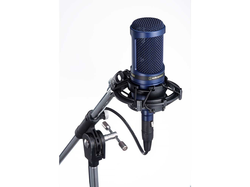 ショックマウント(別売)に取りつけたところ