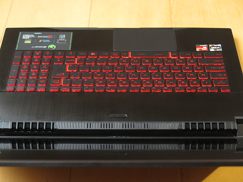 排熱の一部は液晶に直接当たる。液晶へのダメージが心配だが、最近のゲーミングノートはこの設計を採用しているものが多いので、問題ないのだろう