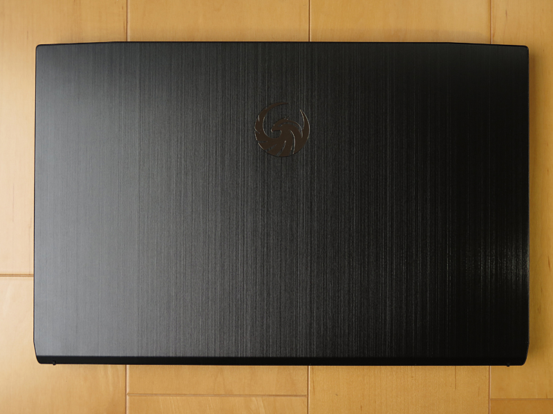 天板。ヘアラインが入ったシンプルなデザイン。また、ロゴもおなじみのGaming Dragonではなく、フェニックスをイメージしたものだ