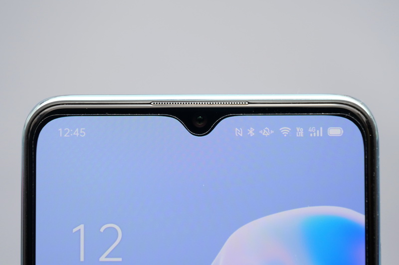 ディスプレイ上部には、前面カメラを囲むように水滴型の切り欠きがある