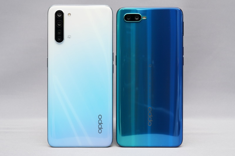 Reno A(右)との背面の比較。左上のカメラ部分の違いが際立っている