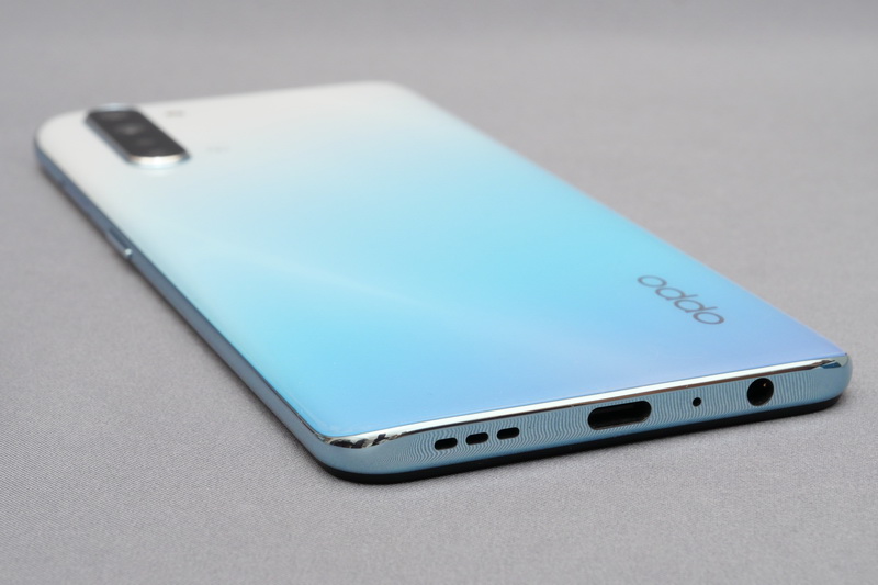 背面にはガラスを採用。側面のメタルフレームとの段差もわずかで、上質な仕上げとなっている