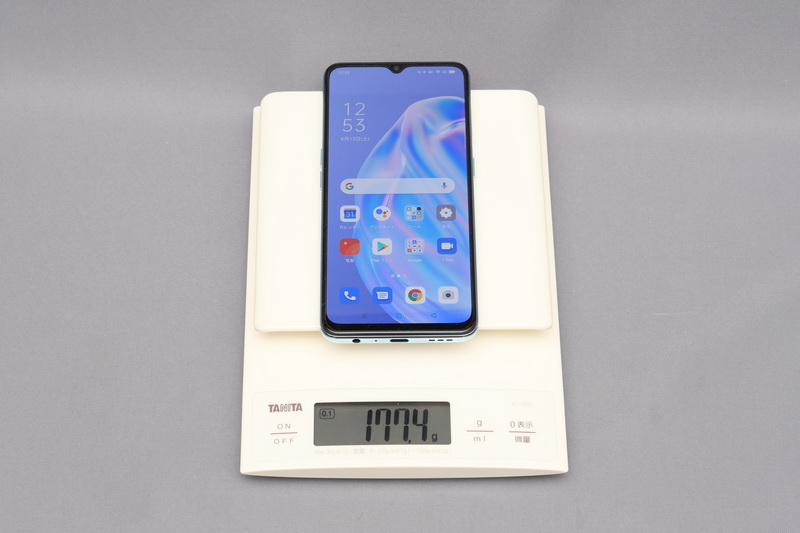 重量は実測で177.4g(SIM非装着時)と、公称よりもわずかに重かった