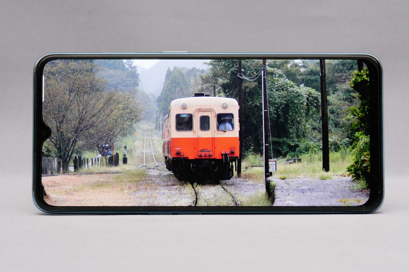 有機ELパネルらしく、鮮やかな発色かつコントラストが強く、非常に明るい表示が可能。ただ、全画面表示時には切り欠きの存在が気になる