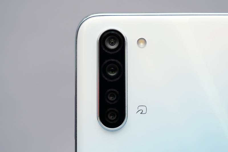 背面のメインカメラ。上から超広角カメラ、広角カメラ、モノクロ撮影用カメラ、ポートレート撮影用カメラが並んでいる。カメラの右にはLEDフラッシュがある