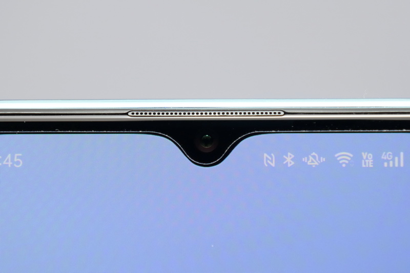 前面カメラは1,600万画素センサーにF2.0レンズの組み合わせ