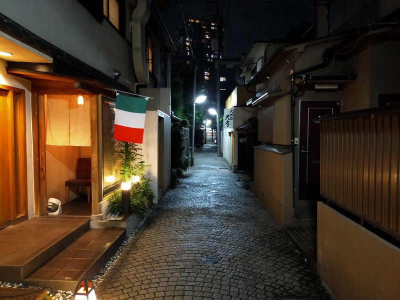 いずれも広角カメラで、標準の撮影設定で撮影明るい屋外や夜景、室内までいずれも十分鮮やかに撮影できている