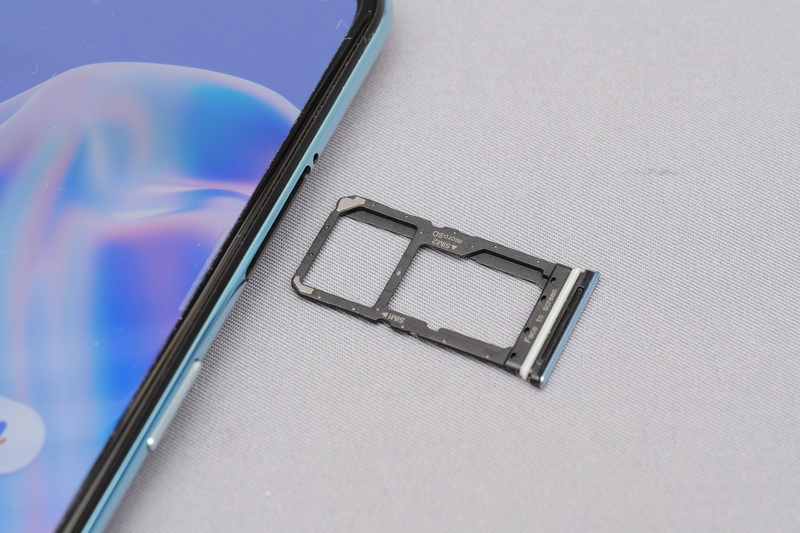 SIMトレイは本体右側面に配置。nano SIMを2枚装着でき、一方はmicroSDカードとの排他利用となる