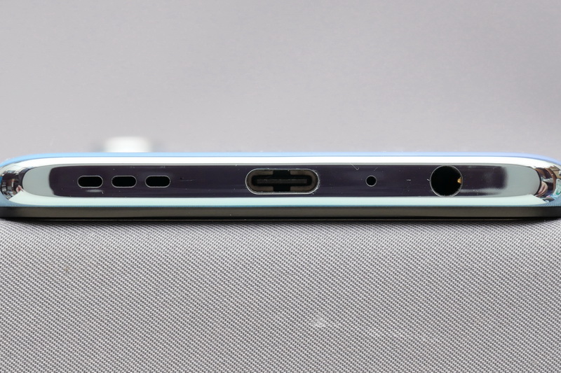 下部側面にUSB 2.0準拠のUSB Type-Cとオーディオジャックを用意。スピーカーは従来モデル同様にモノラルだ