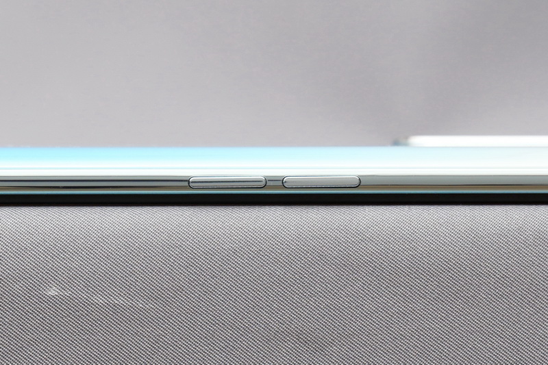 左側面にはボリュームボタンを配置