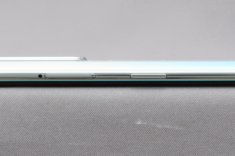 右側面のSIMスロット下に電源ボタンを配置