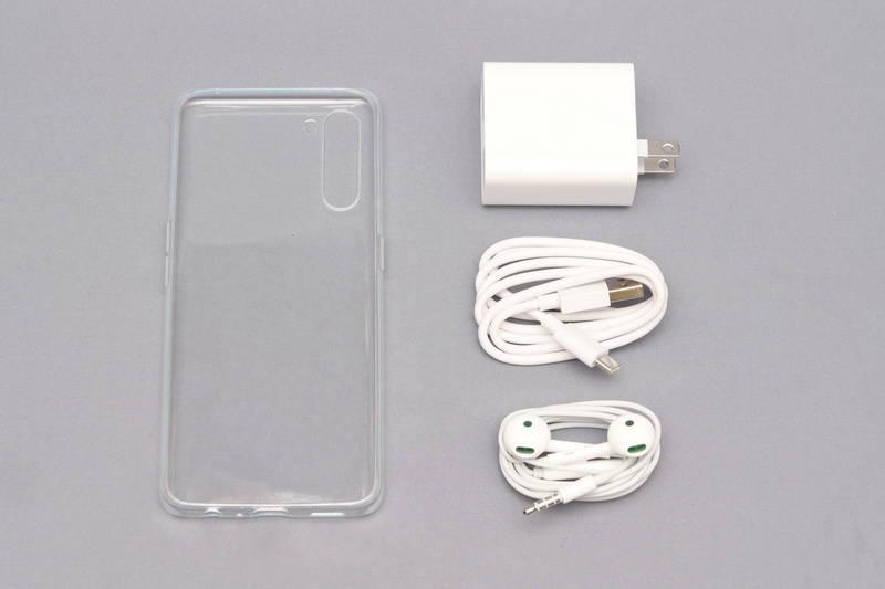 付属品は、シリコンケース、ACアダプタ、USBケーブル、ステレオイヤホン