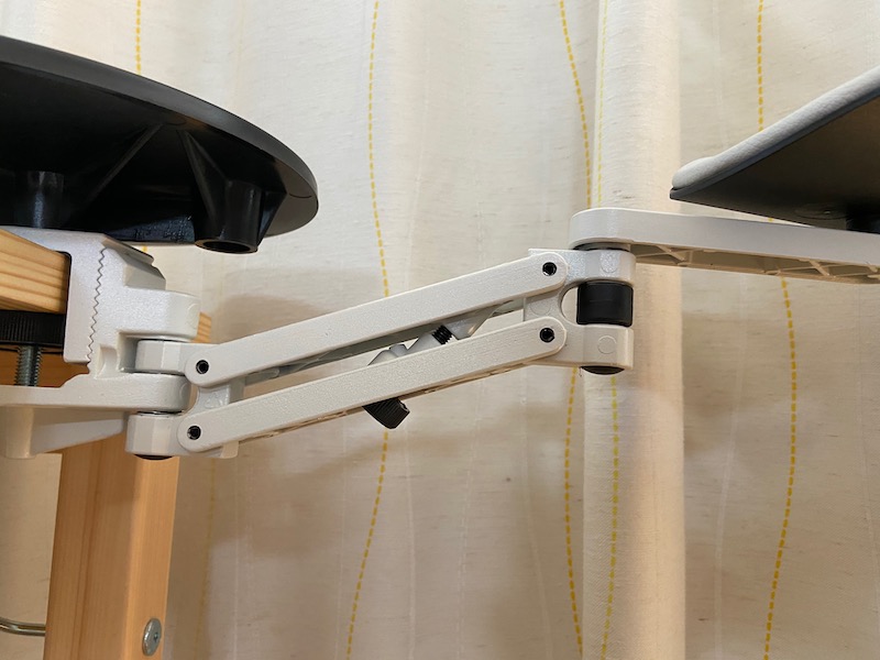 画面中央の黒いネジで高さを調整