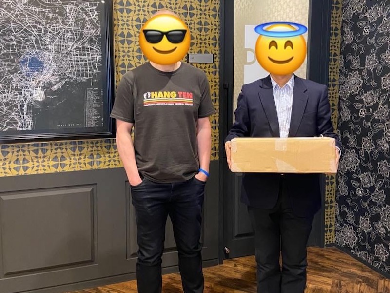 荷物まとめて最終日に人事に送り出される。ダンボールかかえて引きつった顔をしている筆者。ちなみに当日は結婚10周年記念日だった。最低