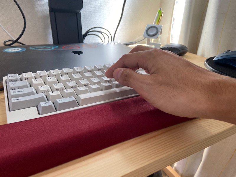 手のひらがまっすぐ届く高さに腕をセットできる。椅子の高さ調整と合わせるとピタッと位置が決まる