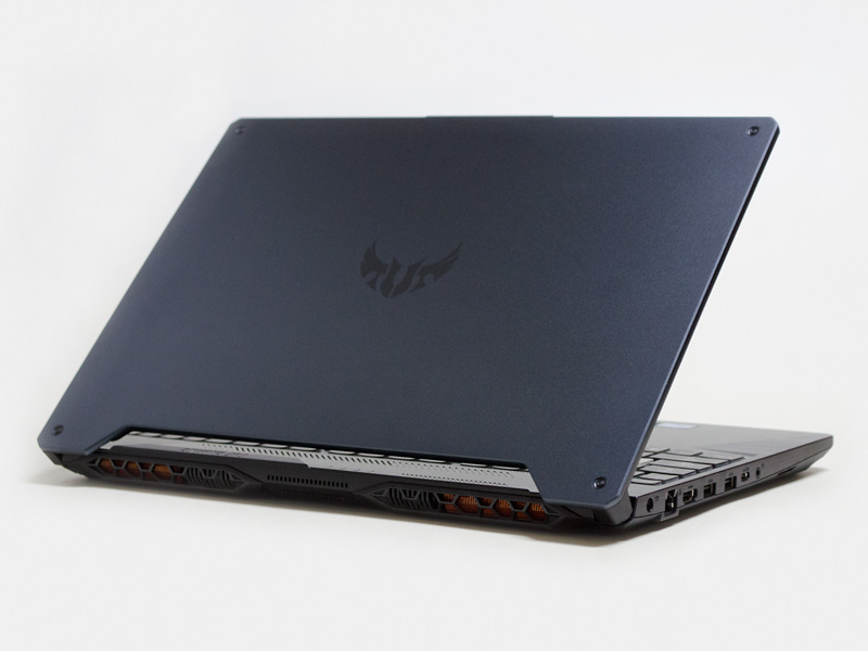 斜め後ろから。天板は下部がえぐり取られたような「Vカット」で後部への排熱を妨げない構造