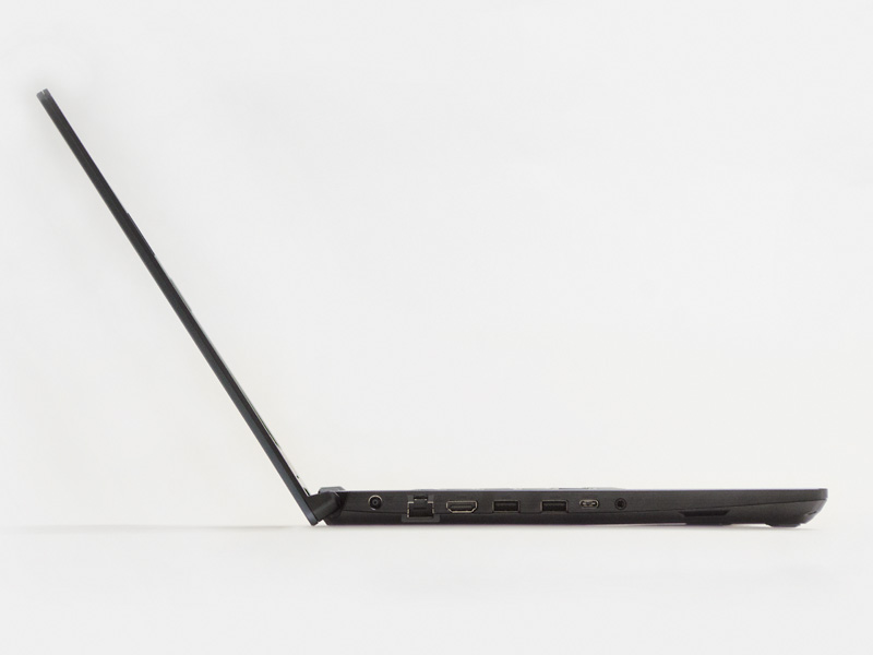 横から。MIL-STD 810H準拠の耐久性テストをクリアしているだけに少し厚めか