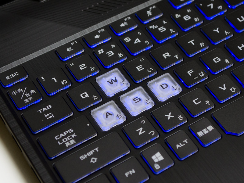 W/A/S/Dキーが透明。この辺りはいかにもゲーミングノートPCらしい