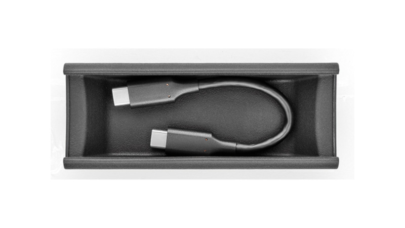 ケーブルも収納できるシリコンケースを同梱