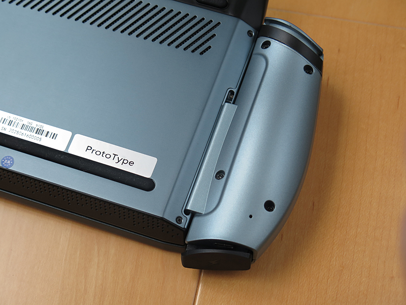 レールに従って本体にスライドして取り付ける