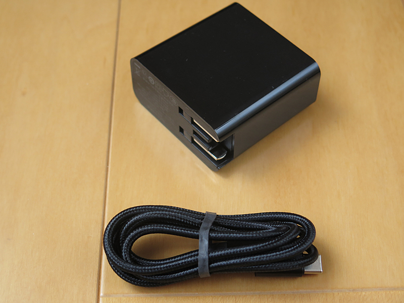 付属のACアダプタとケーブル。45Wの出力に対応したのがトピックだ