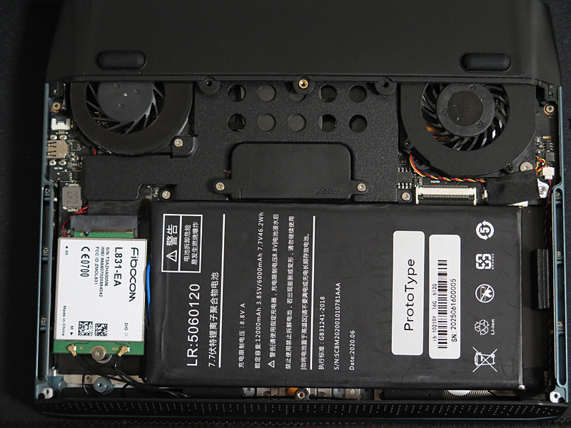 本体内部。ファンブレード枚数は大きい方が19枚、小さい方が13枚で、いずれも素数なので共振を抑えている